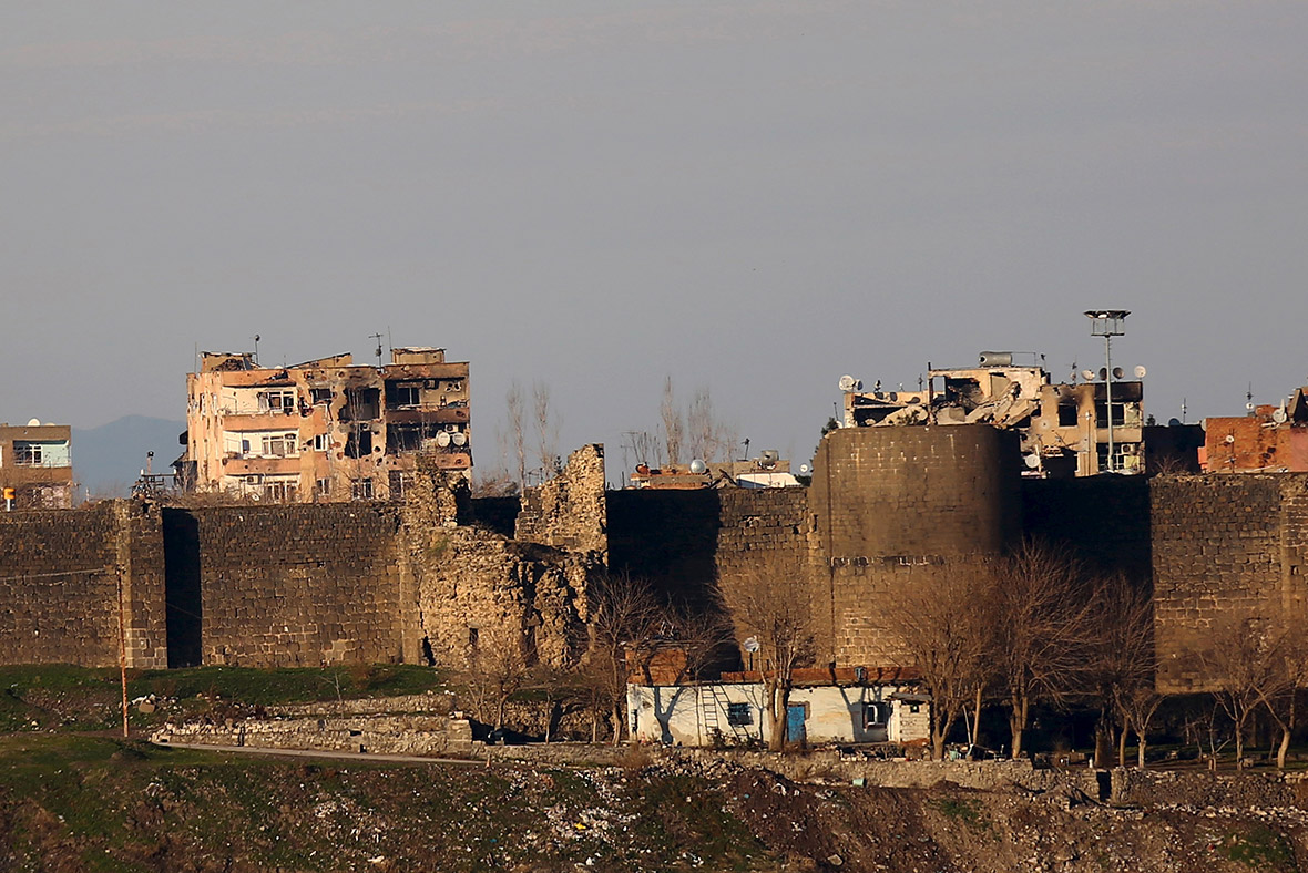 Turkey: Thousands of Kurds flee historic Sur district of ...