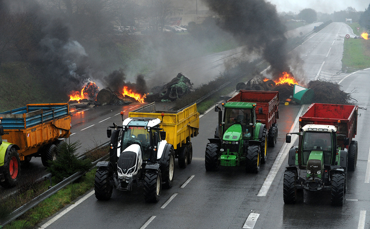 France Angry farmers use their own produce to protest over unfair