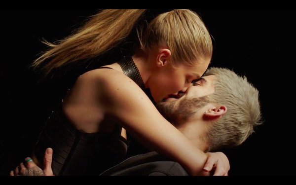 Pillowtalk Zayn Malik And Gigi Hadid Seal Romance With A Kiss In Ex 