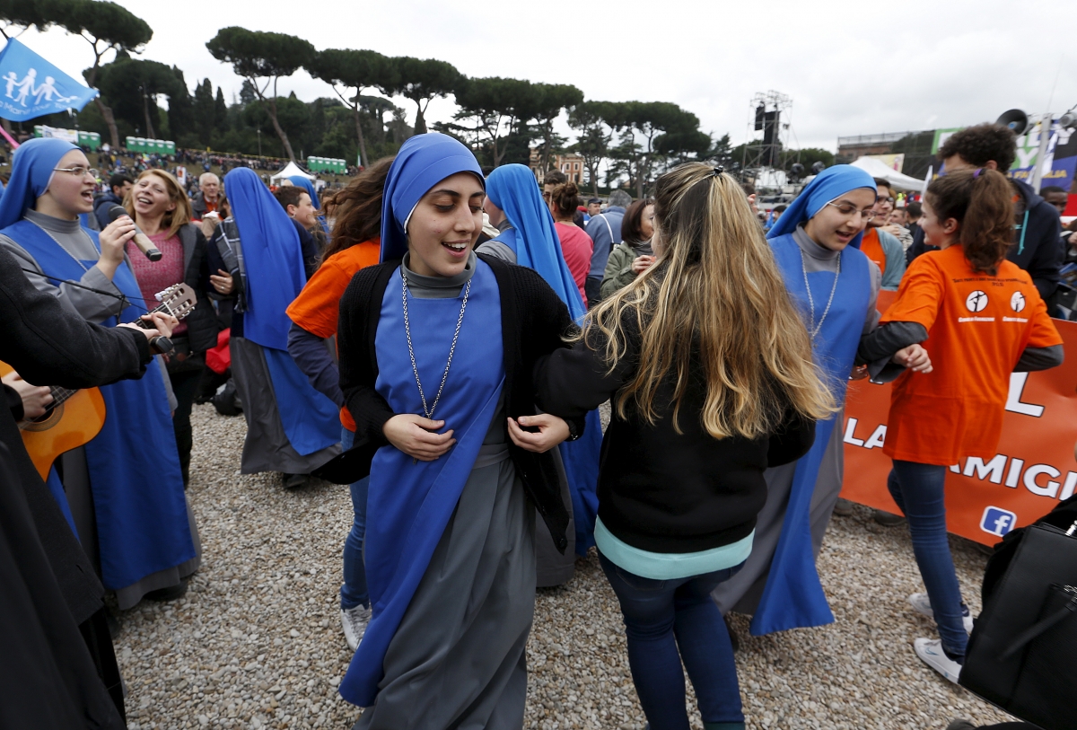 Rome: Nuns and priests dance a conga to protest against same-sex unions |  IBTimes UK