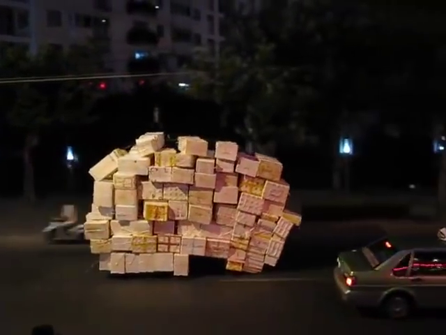 China: Motorbike courier carries colossal number of crates in Shanghai ...