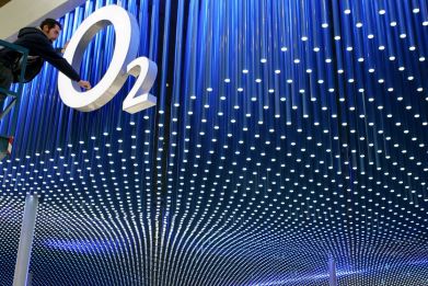 Hutchison promises to freeze mobile phone bills of millions of Britons to win approval for Three-O2 deal
