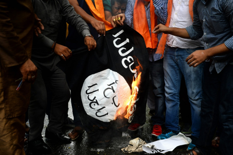 Indians burn Isis flag