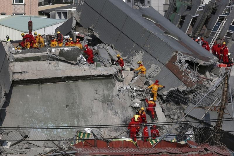 Taiwan earthquake: Video shows girl rescued from rubble after being ...