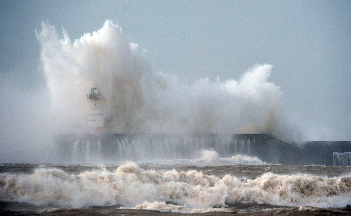 UK weather: Huge waves and high winds as Storm Imogen batters England ...