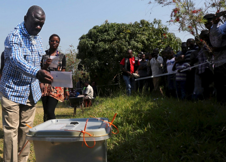 Kizza Besigye casts his vote