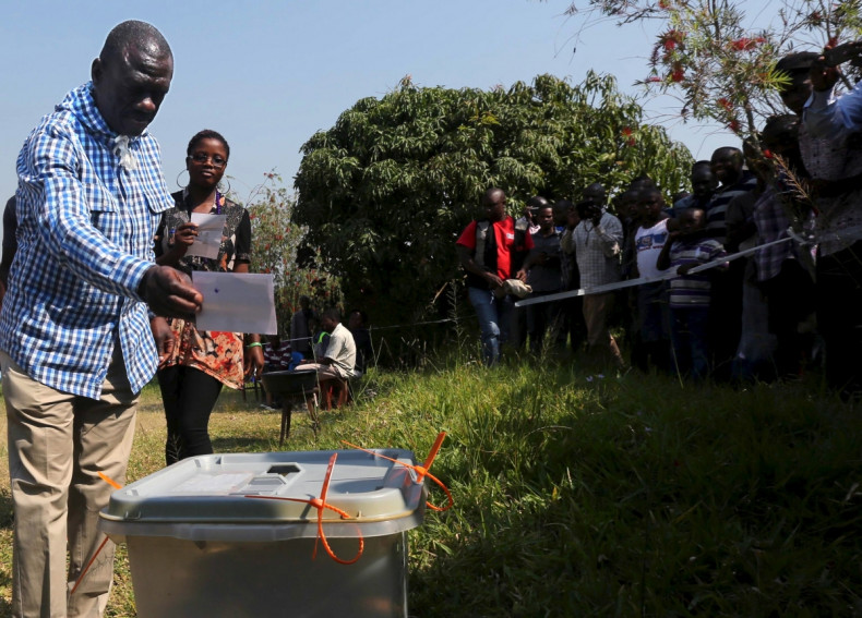 Kizza Besigye casts his vote