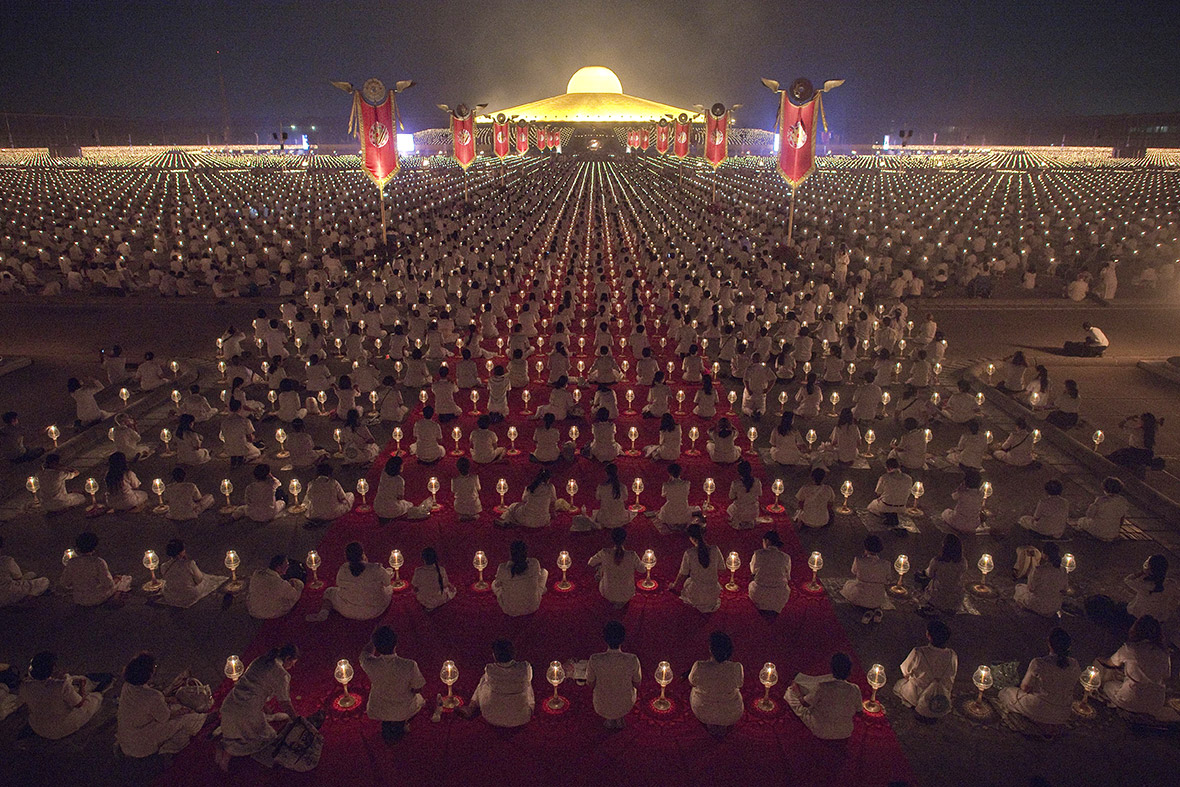 Makha Bucha Day: 1,250 Buddhist monks stage beautiful candlelit ...