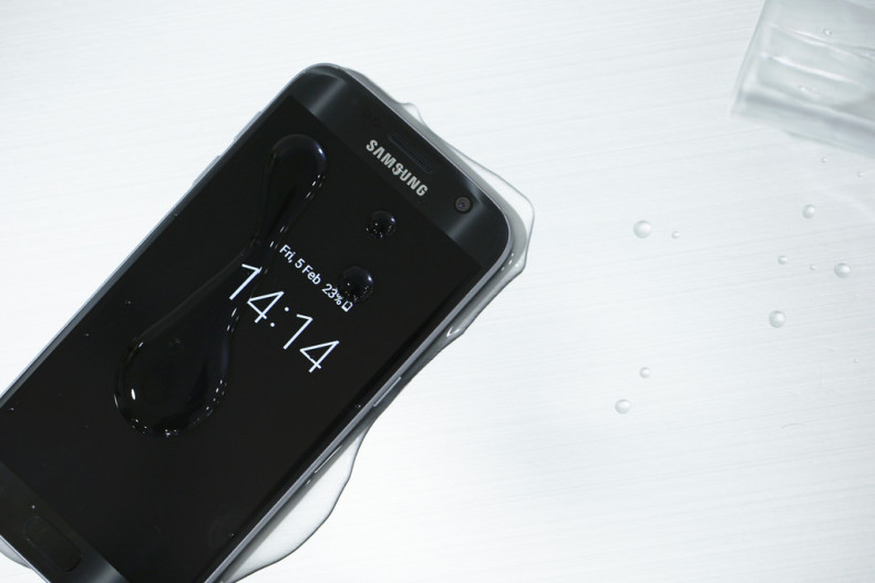 Samsung Galaxy S7 Promotional Water Resistance