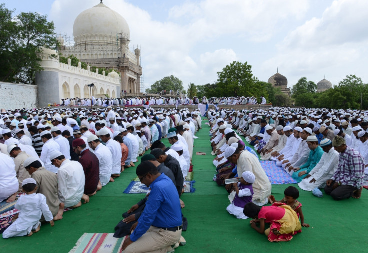 Indian Muslims praying