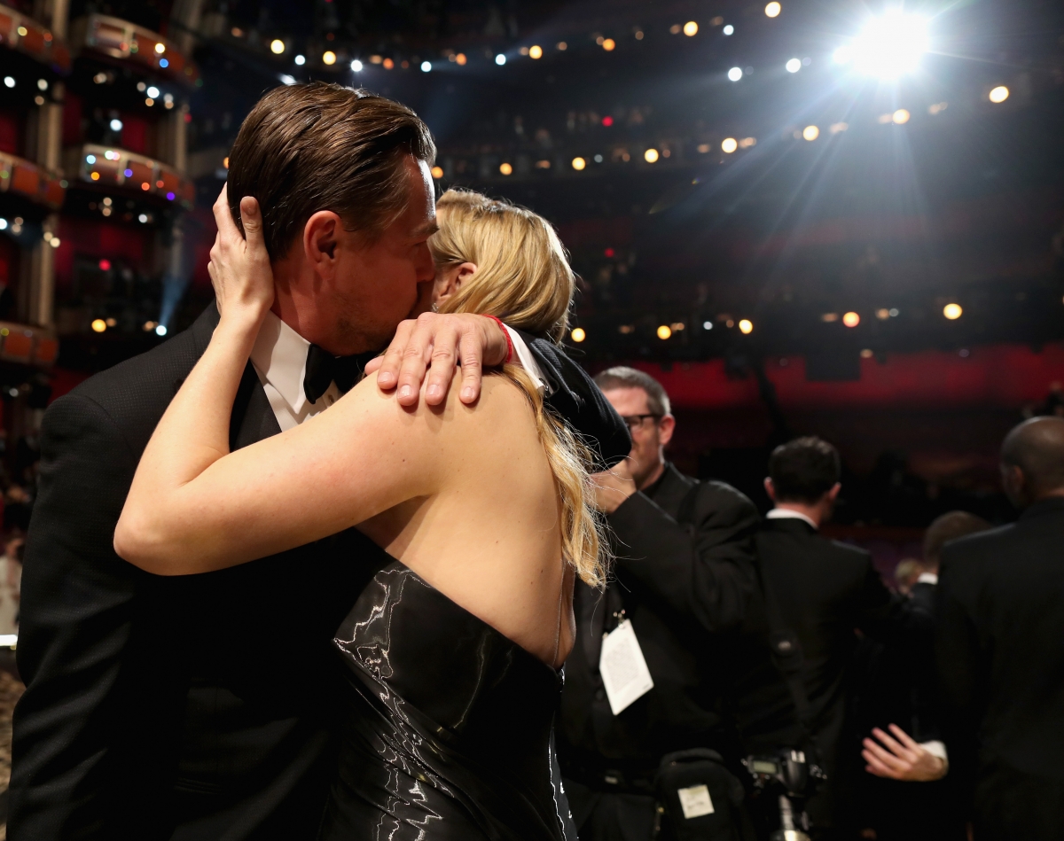 Oscars 2016 Kate Winslet Breaks Into Tears Of Joy As Leonardo Dicaprio Wins Best Actor Award 