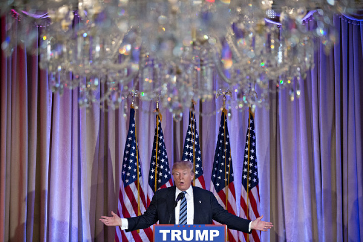 Donald Trump abandons his Apple boycott after only 3 weeks by tweeting from his iPhone again Donald Trump abandons his Apple boycott after only 3 weeks by tweeting from his iPhone again