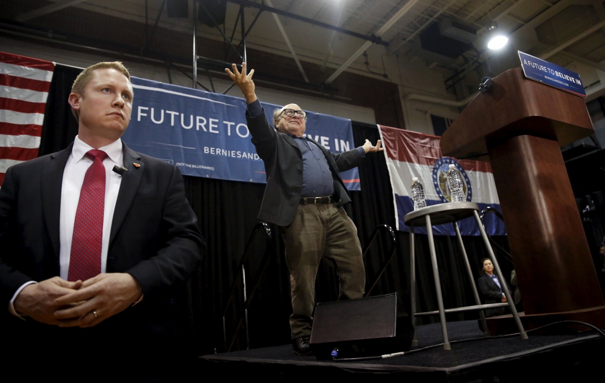 Actor Danny DeVito Joins Bernie Sanders' Stump On Crate At Missouri ...