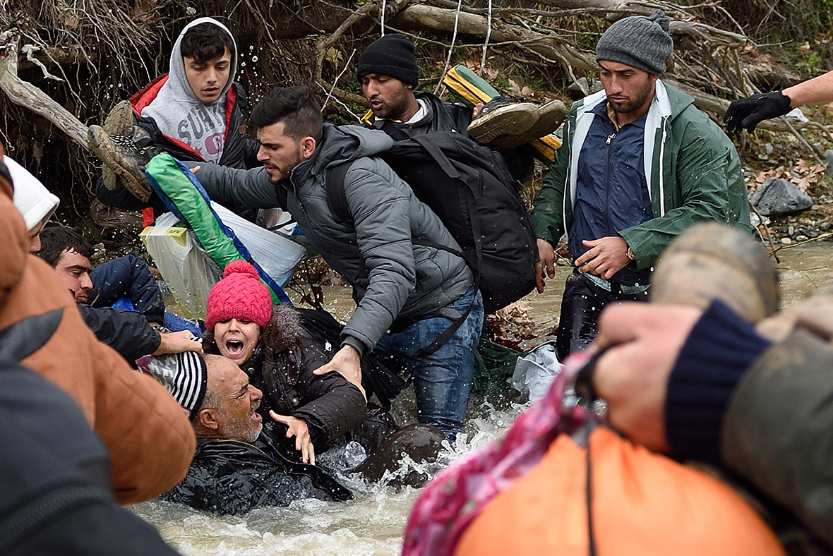 Refugee crisis: Dramatic scenes as hundreds of migrants wade across ...