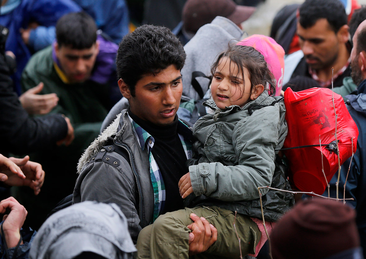 Refugee crisis: Dramatic scenes as hundreds of migrants wade across ...