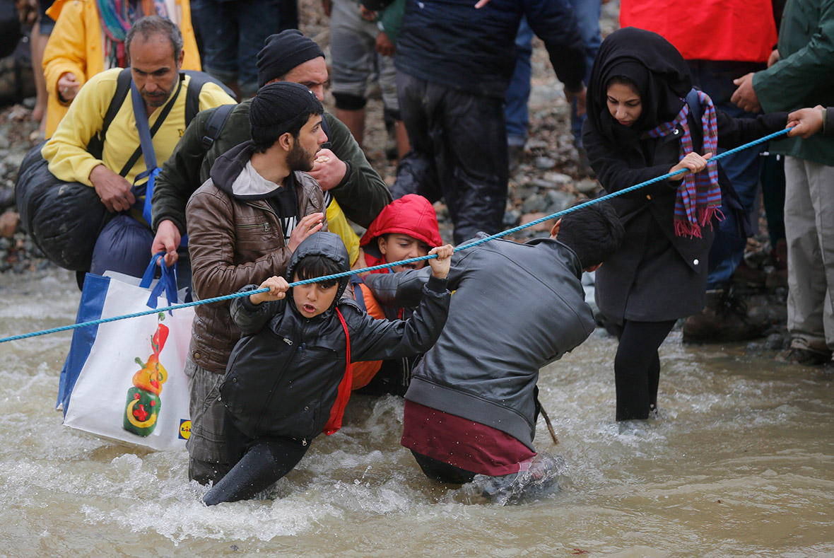 refugees migrants greece macedonia river