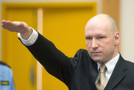 Breivik raises his arm in a Nazisalute