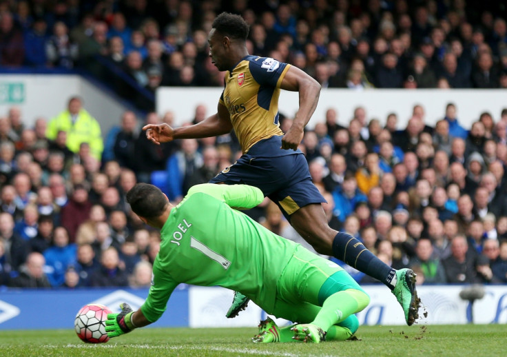 Welbeck rounds Robles to score
