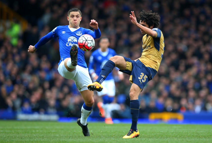 Mohamed Elneny tries to win the ball