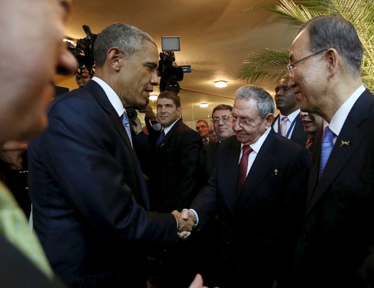 Barack Obama and Raul Castro shake hands