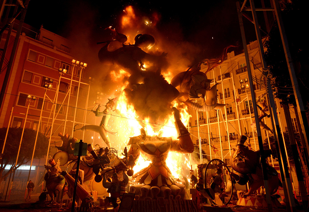 Spain: Huge satirical puppets go up in flames for Las Fallas festival in Va...