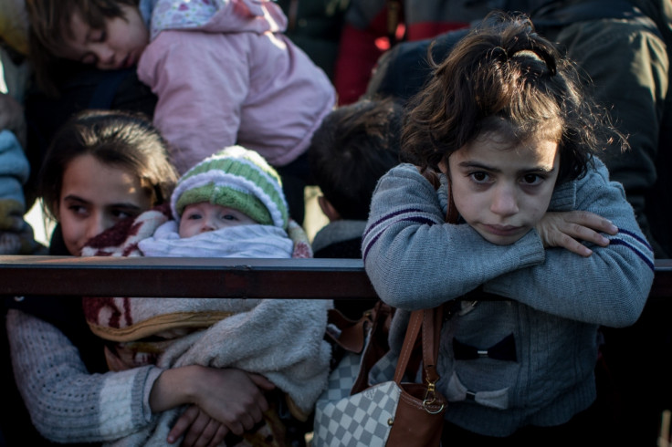 Syrian refugees waiting to cross into Turkey