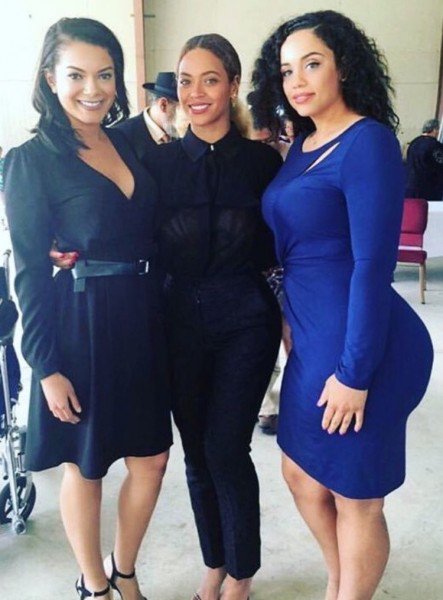 beyonce cousin in blue dress Photo of Beyonce Standing Beside Her Very Curvy Cousin Goes Viral