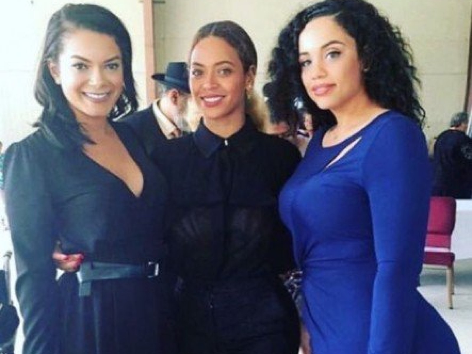 beyonce cousin in blue dress Photo of Beyonce Standing Beside Her Very Curvy Cousin Goes Viral