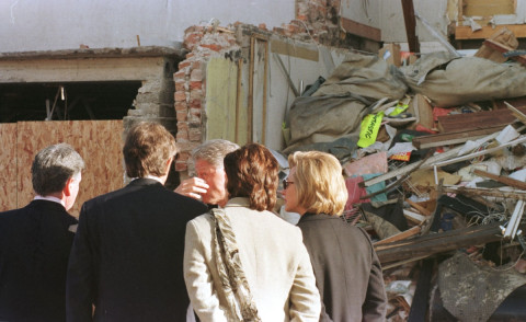 Clintons visit Omagh bombing site 