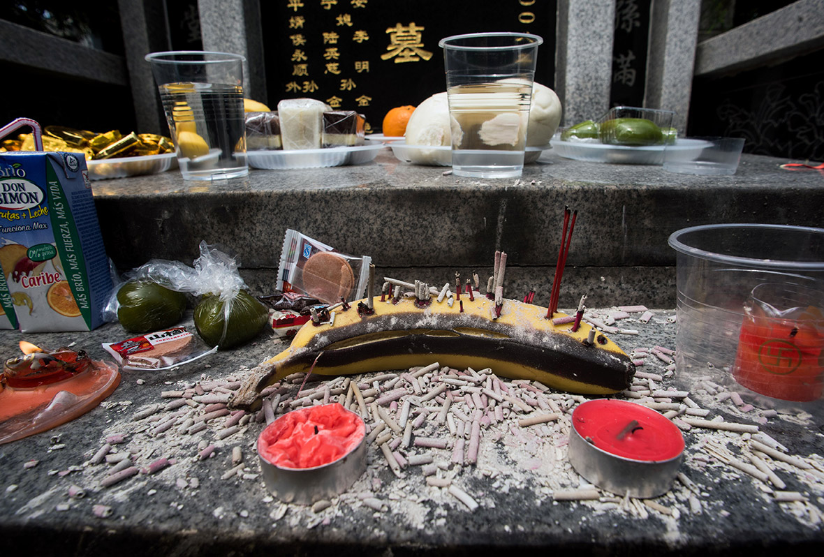 Qingming Festival Chinese people give food and fake money to dead