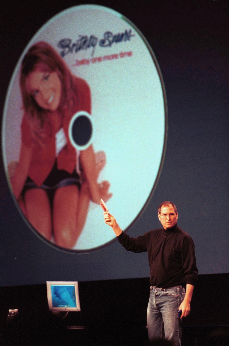 Steve Jobs demonstrating QuickTime in 2000