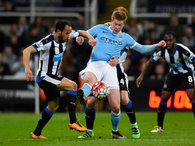 Kevin de Bruyne (centre) under pressure Kevin de Bruyne (centre) under pressure