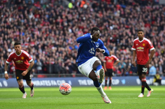 Lukaku misses from 12 yards Lukaku misses from 12 yards