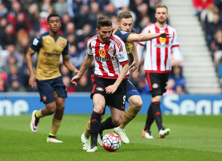 Fabio Borini battles for Sunderland