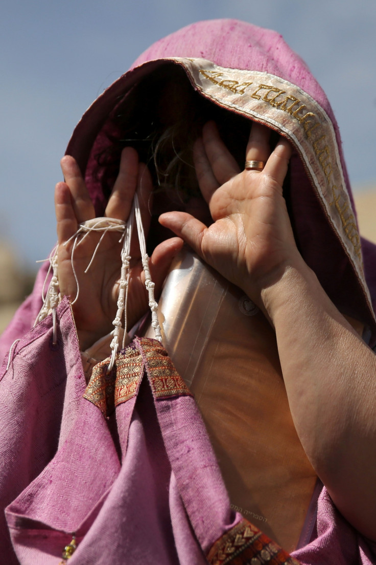 An Israeli woman worships