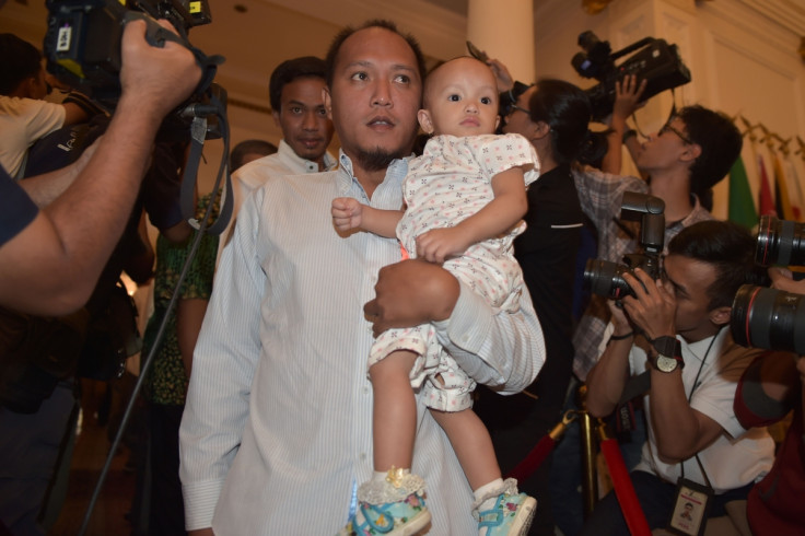 Indonesian sailors freed by Abu Sayyaf Indonesian sailors freed by Abu Sayyaf