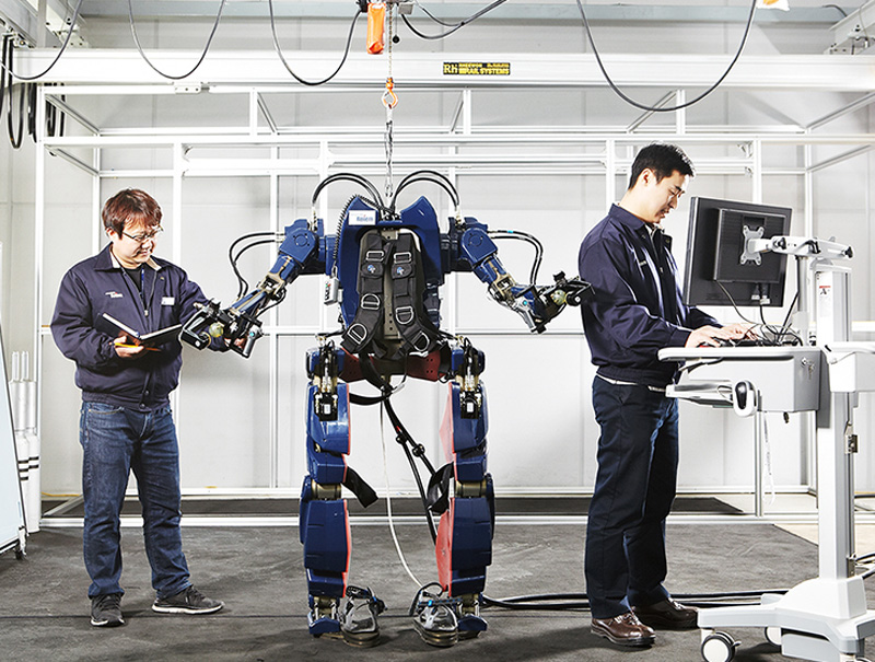 Hyundai's "Wearable Robot" exoskeleton suit 
