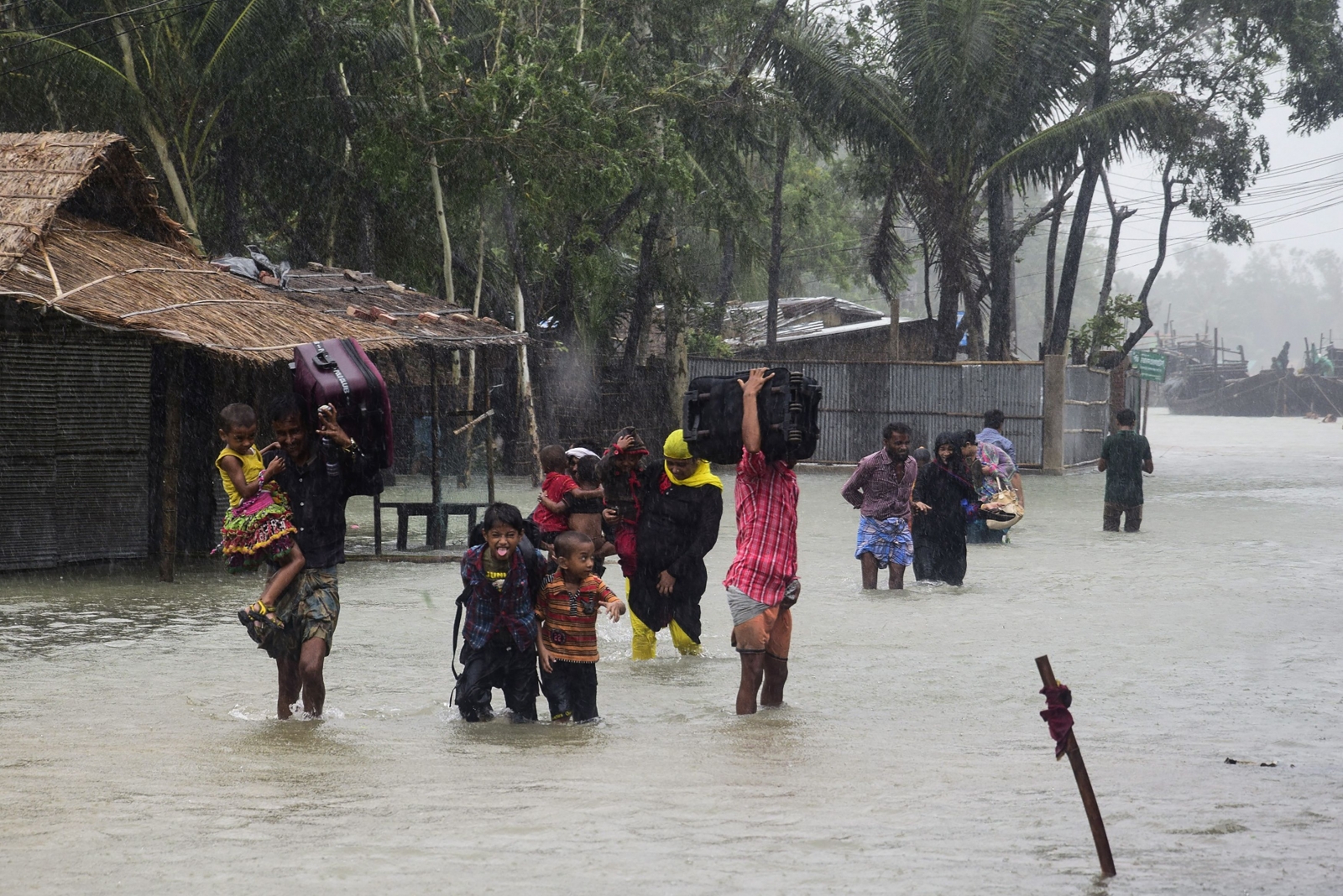 23 dead as Cyclone Roanu wrecks havoc in Bangladesh | IBTimes UK