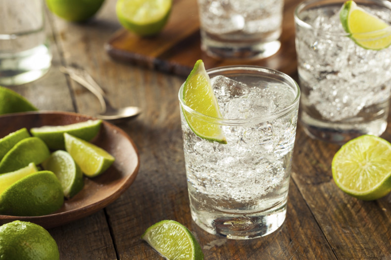 Gin and tonic with ice and lime