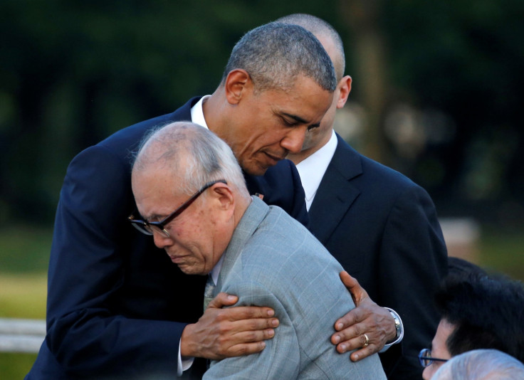 Obama hugs a Hiroshima survivor