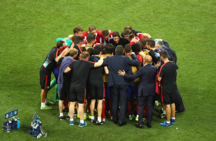 Atletico have a team huddle
