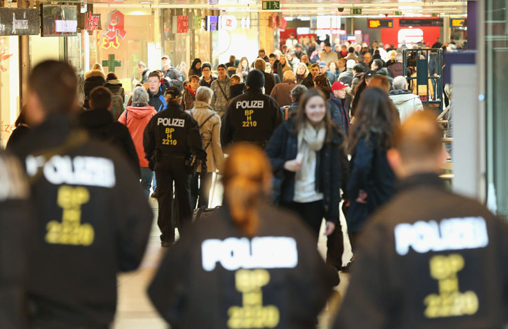 Police officers on duty in Hamburg's mainrailwaystation