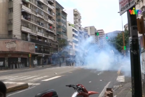 Venezuela: National guard fire tear gas a protesters chanting ‘we want food’ 