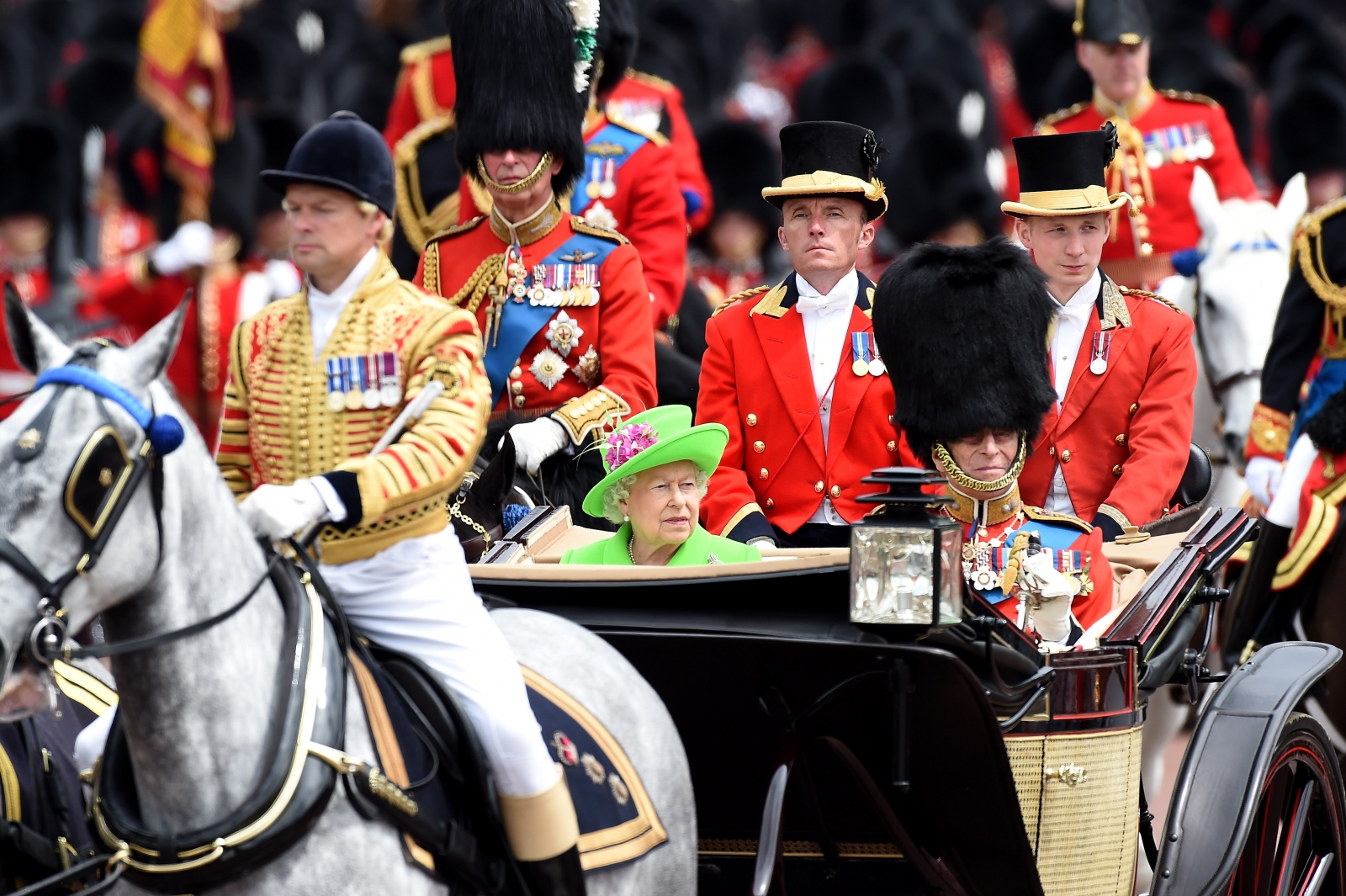 Праздники великобритании. The Trooping of the Colour в Великобритании. Trooping the Colour Королева. Trooping the Colour праздник. Королева Англии парад колор.