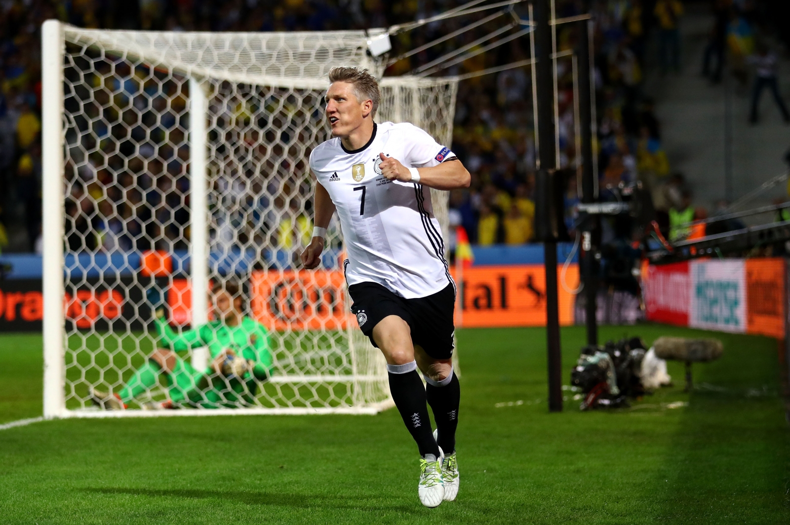 Germany 2 0 Ukraine Uefa Euro 16 Mustafi And Schweinsteiger Ease World Champions To Victory