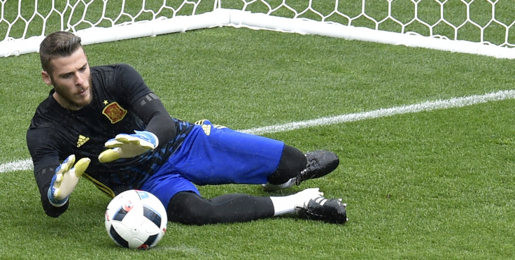 David de Gea warms up