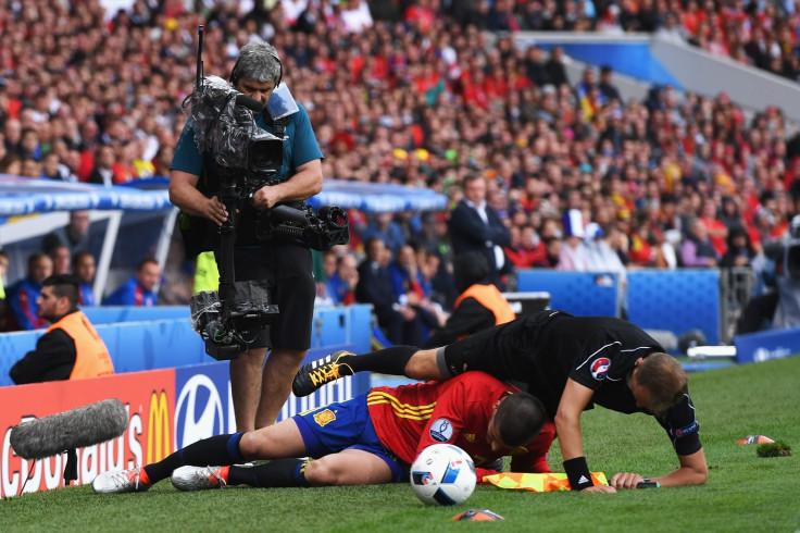 Morata tackles the linesman