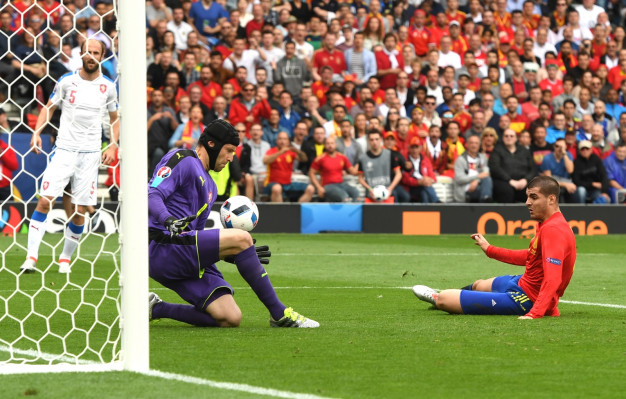 Cech saves from Morata Cech saves from Morata