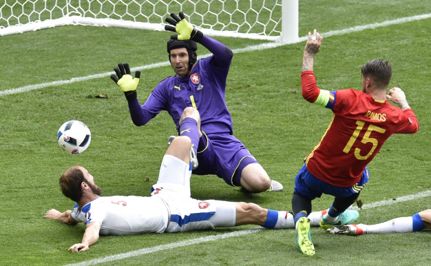 Cech saves from Ramos Cech saves from Ramos