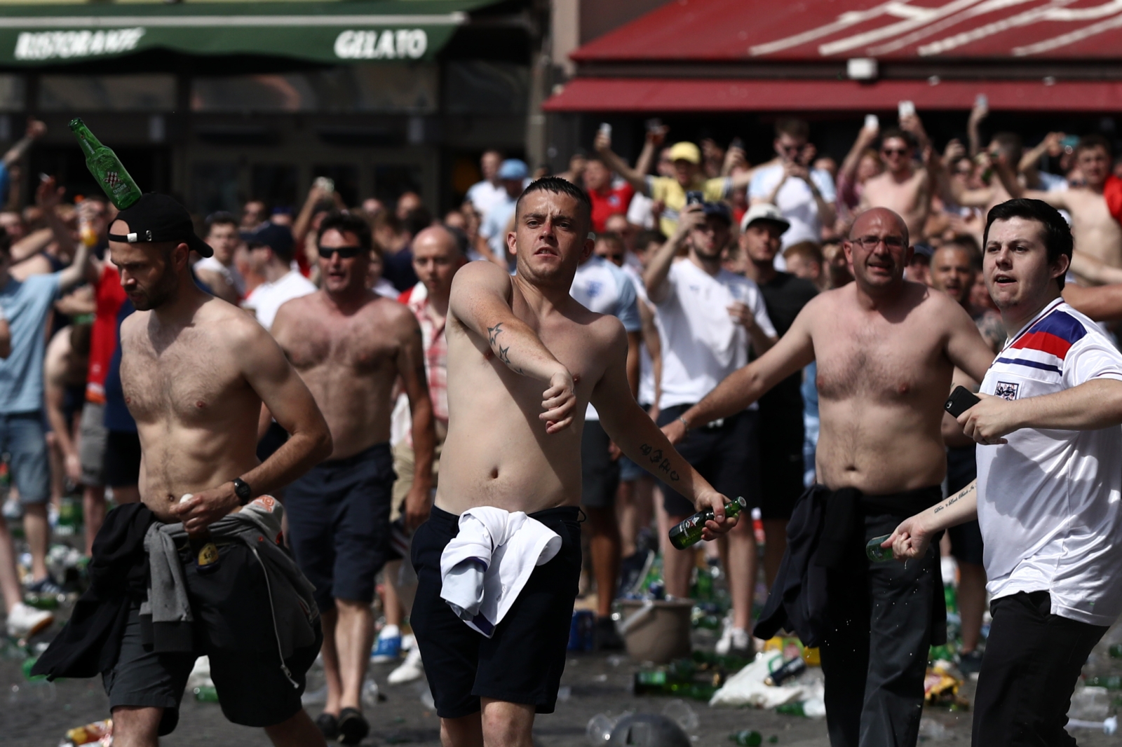 Russian hooligans france. Русские ультрас в Марселе. Футбольные хулиганы Англии. Тур де Франс хулиганы. Российские фанаты в Марселе.